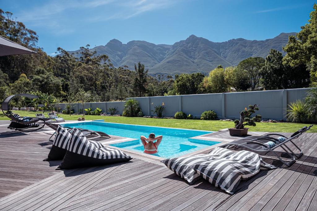 A Riverbed Guesthouse
