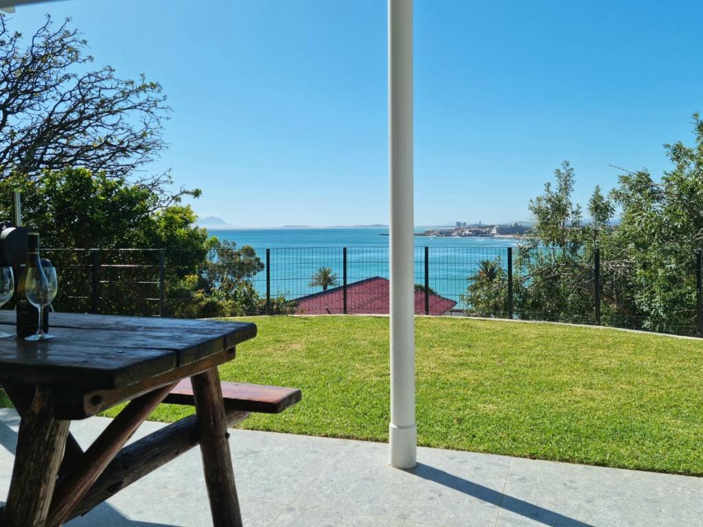 'BoStrand' - Private and Central, only 2 min walk to beach - sleeps 2