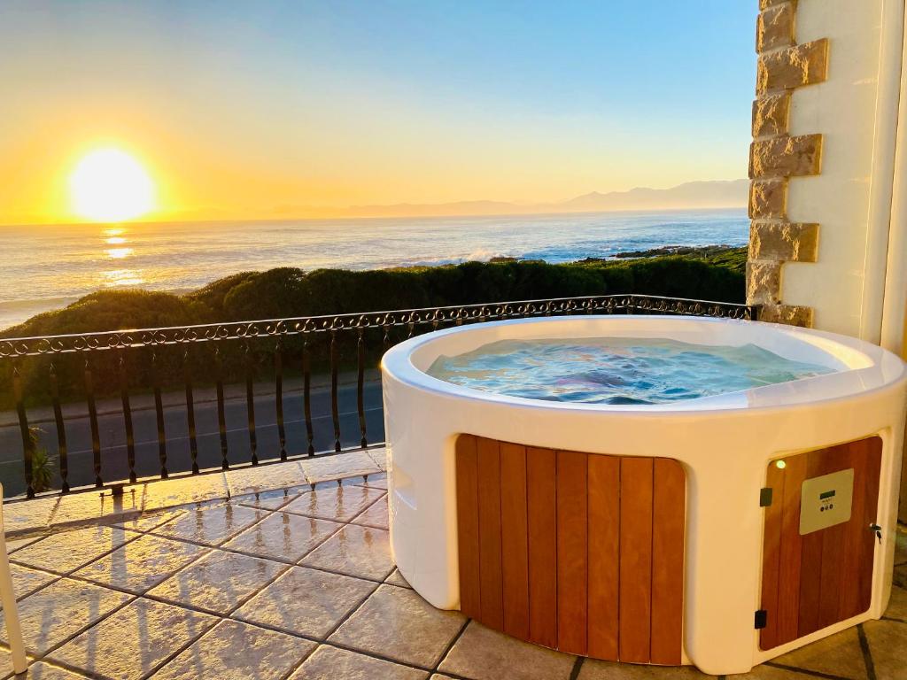 Casa Balena - Gansbaai seafront accommodation, back-up power