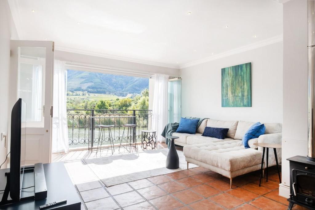 Elegant Lakeview Villa in the heart of Franschhoek
