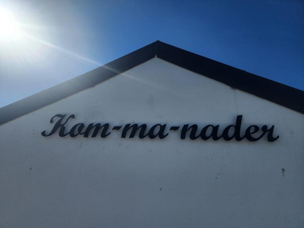 Kom ma nader