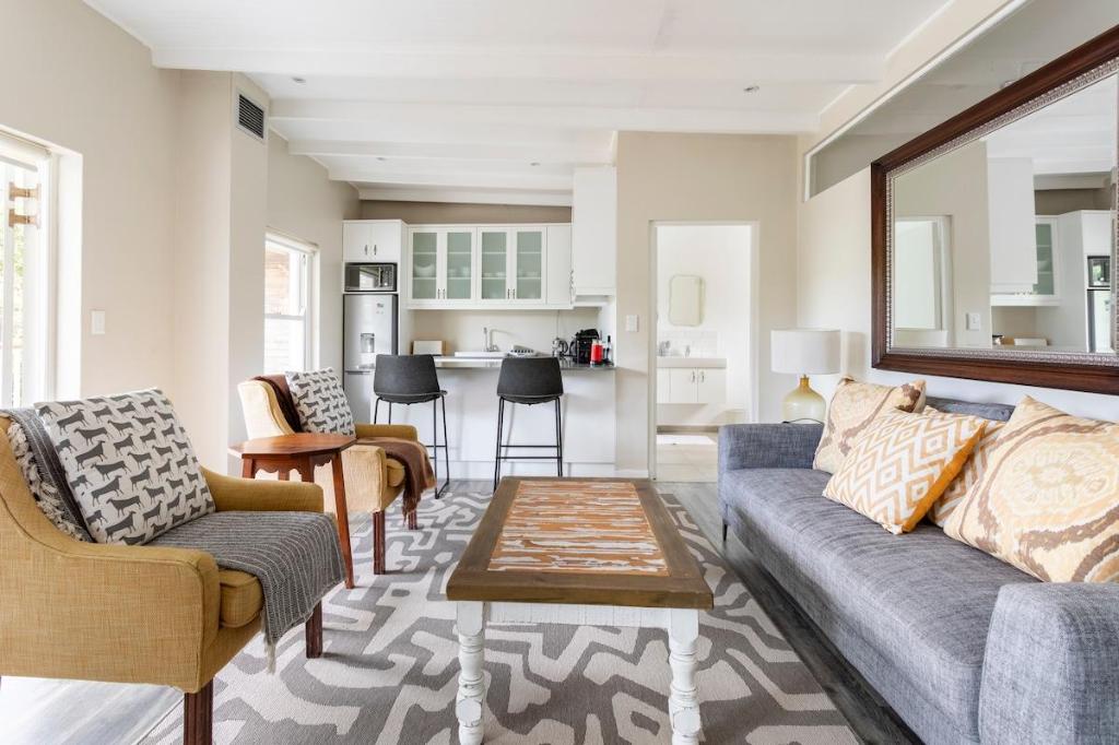 Luxury Apartment with Views of Table Mtn