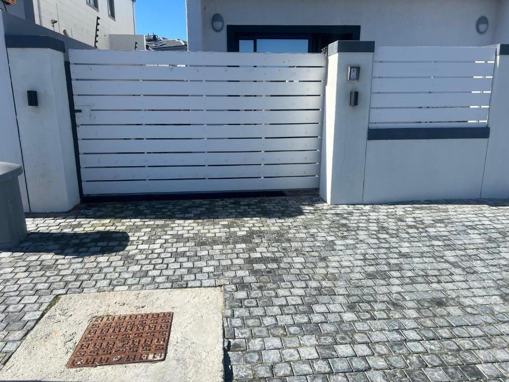 Luxury Ensuite Bachelor Pad with Separate Entrance & Gate - Maximum Privacy Guaranteed!