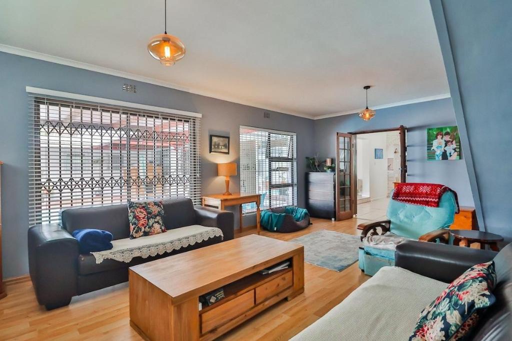 Milnerton Oak Lodge -Triple Room Sleep 3