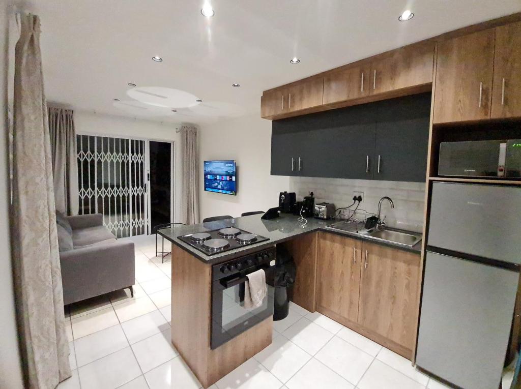 Oasis - Renovated - Queen extra length bed apartment