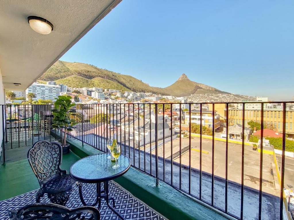 Majestic Lion's Head views! Ultimate convenience!