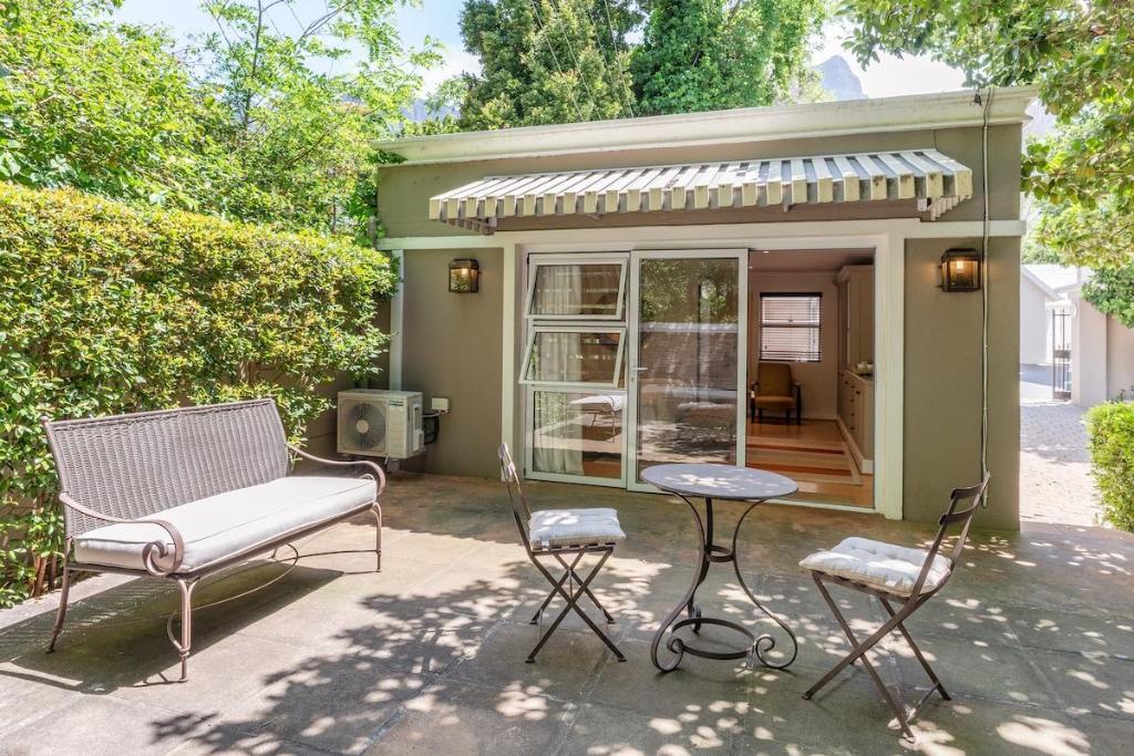 Private Apartment in Newlands Village