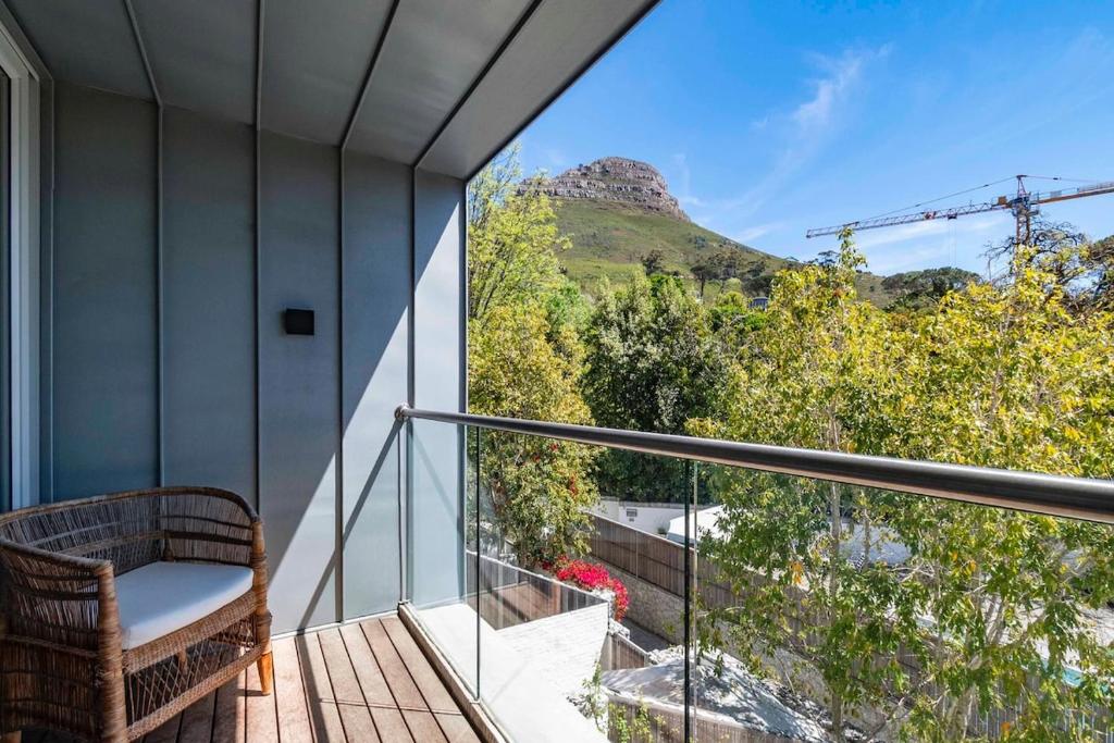 Stylish 3 Bedroom Townhouse with Lions Head Views
